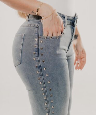 Jeans Recto Con Tachuelas Laterales